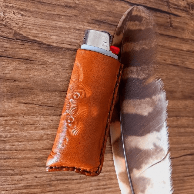 Etui à briquet repoussé